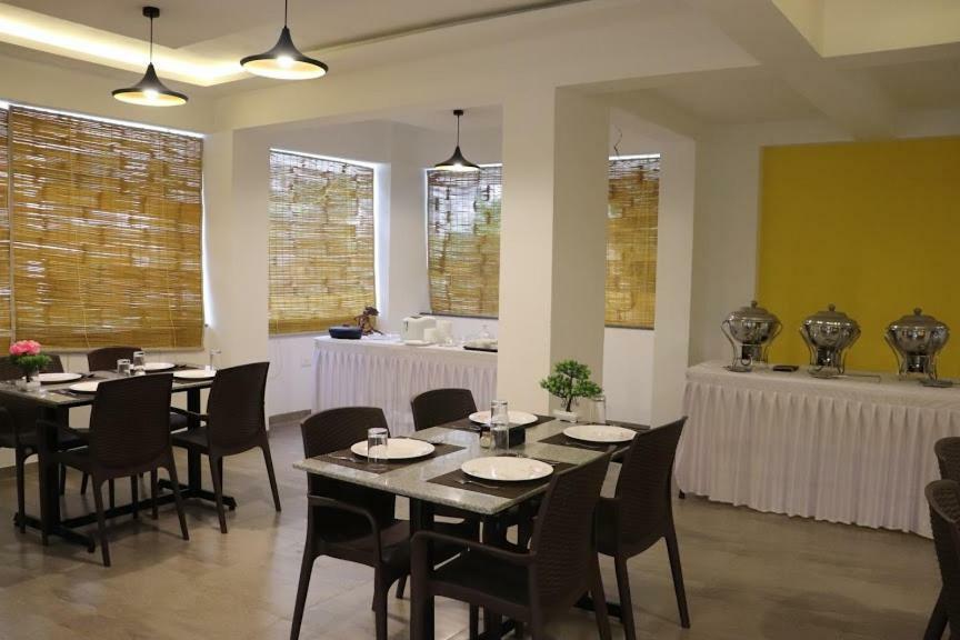 Emerald Vista Luxury Suites Pune Exteriör bild