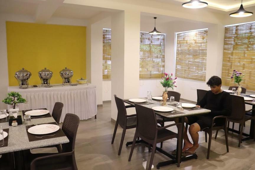 Emerald Vista Luxury Suites Pune Exteriör bild