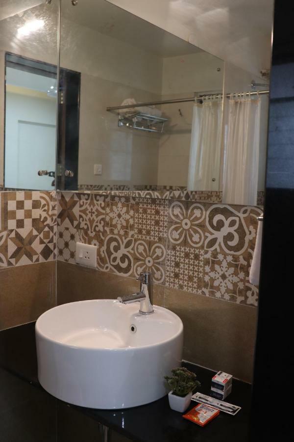 Emerald Vista Luxury Suites Pune Exteriör bild
